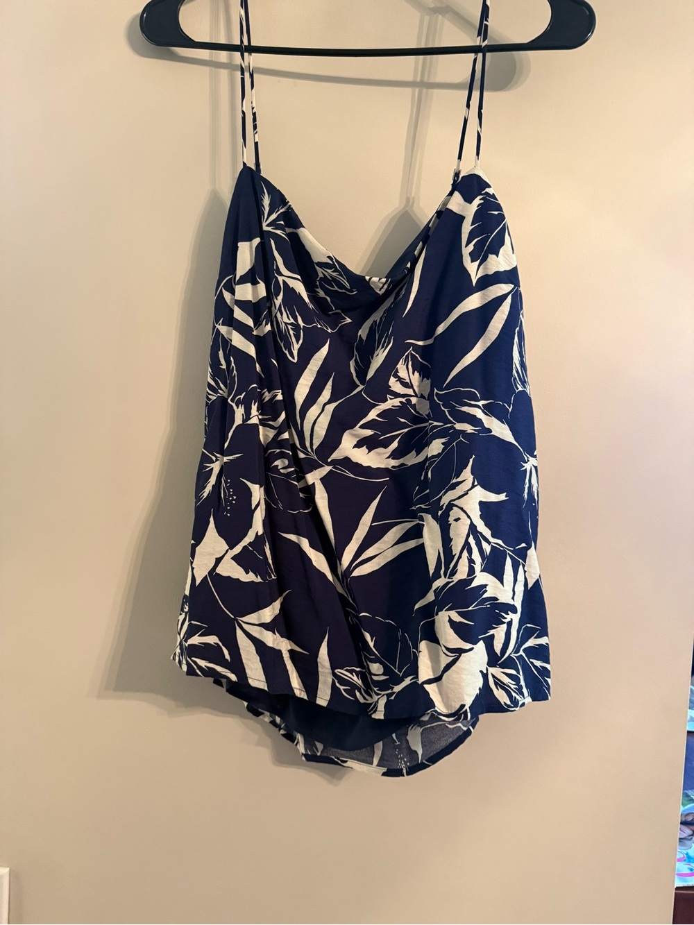 NWT Abercrombie & Fitch Navy and White Floral Draped Cami